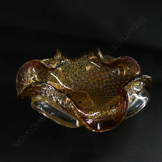 A Murano glass scalloped rimmed small dish